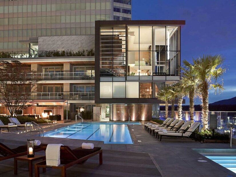 melhor hotel para brasileiros com piscina em Vancouver
