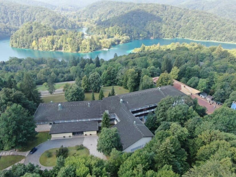 hotel com varanda para dos Lagos Plitvice na Croácia
