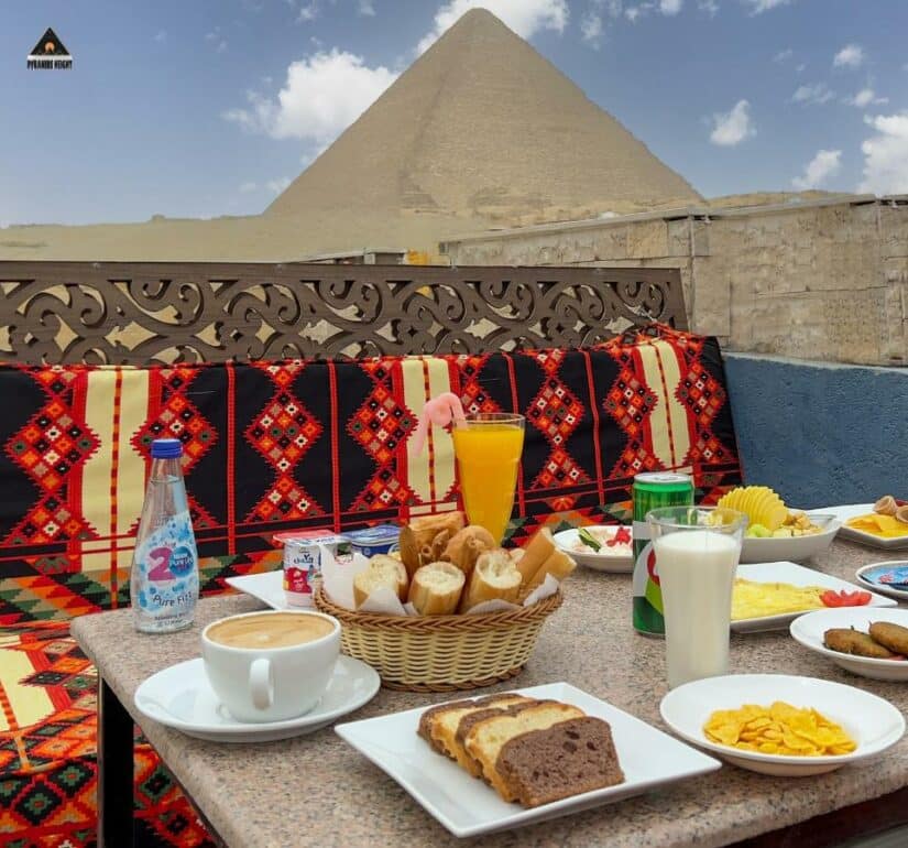 hotel com varanda para as Pirâmides no Cairo
