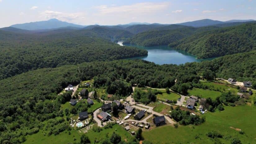 hotel com vista para os Lagos Plitvice na Croácia
