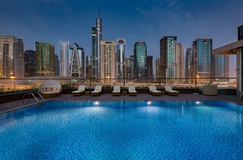 hotel piscina emirados arabes