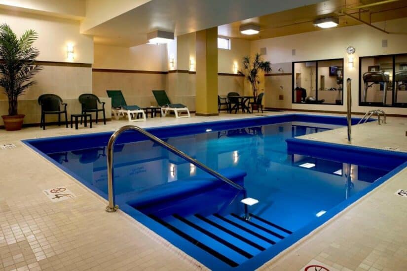 Hotel perto do aeroporto com piscina em Montreal