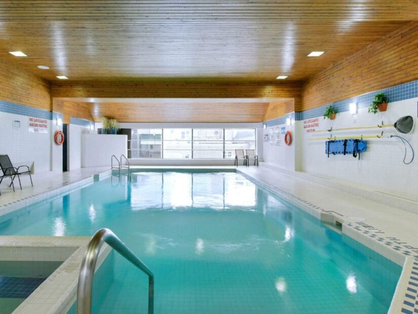 Hotel com piscina perto do Canal Rideau