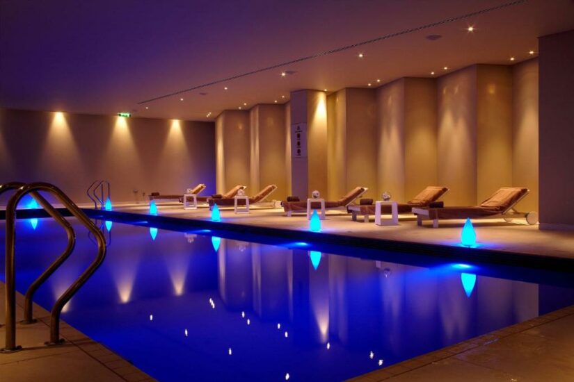 hotel com piscina coberta em Londres
