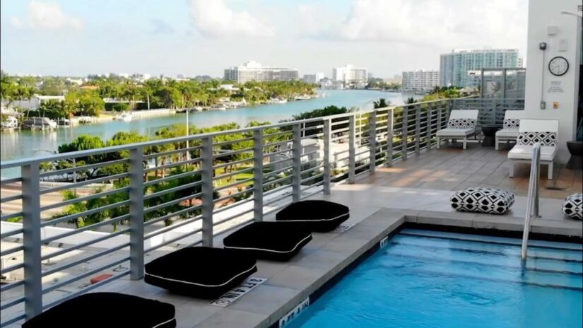 Hotel com varanda e piscina em Miami