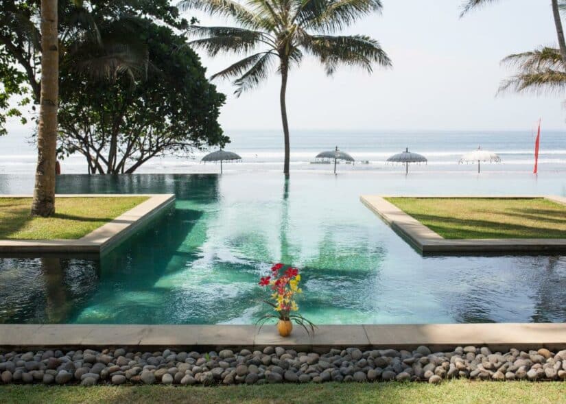 hotel 5 estrelas com piscina de borda infinita em Bali 
