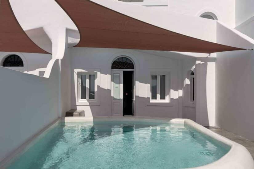 piscina privativa com vista em santorini