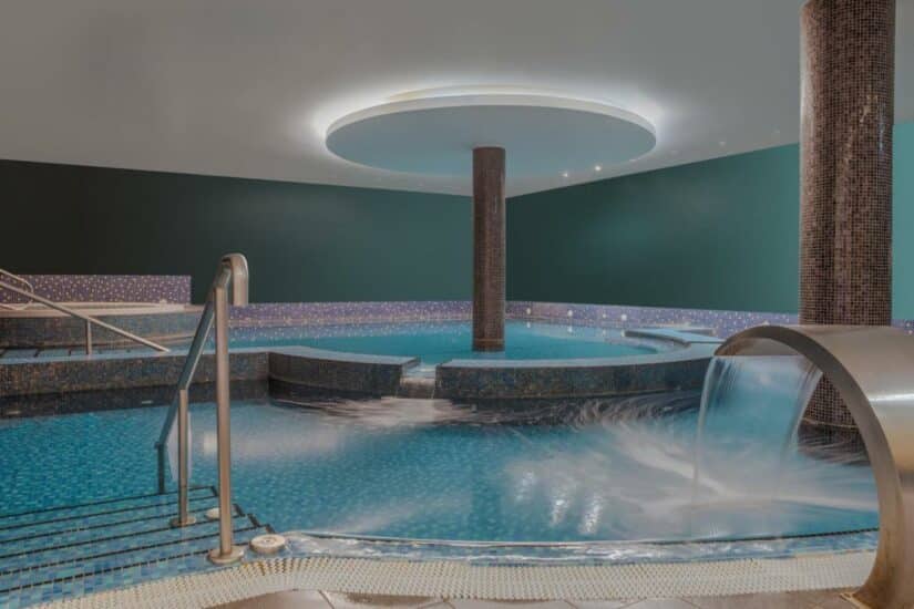 Hotel de luxo em Dublin com piscina
