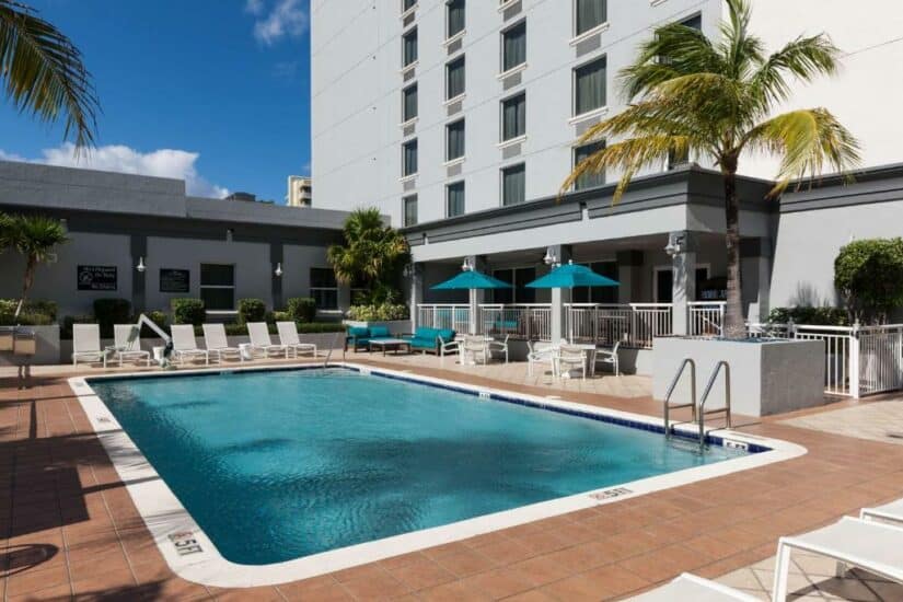 Hotel barato em Fort Lauderdale com piscina