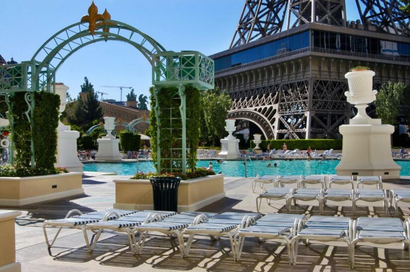 Hotel temático com piscina em Las Vegas