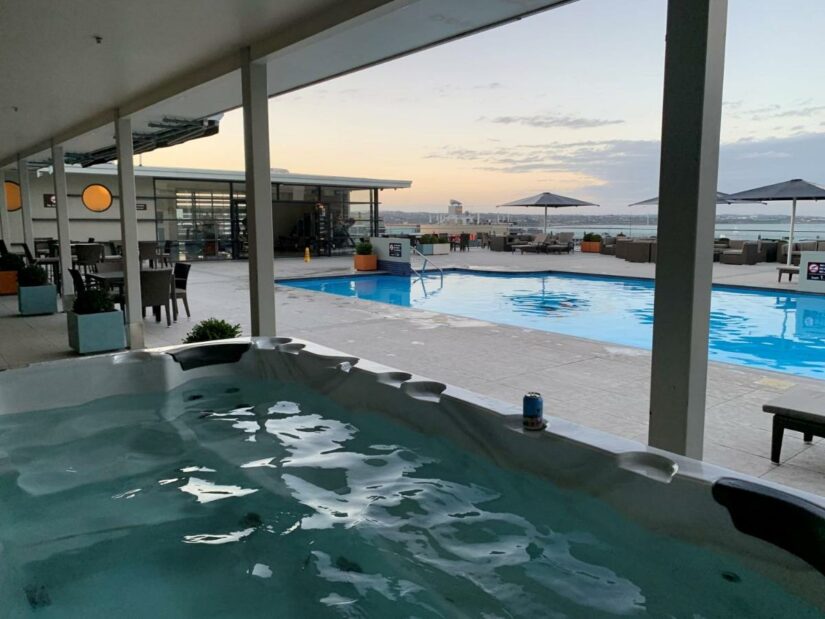 Hotel barato em Auckland com piscina