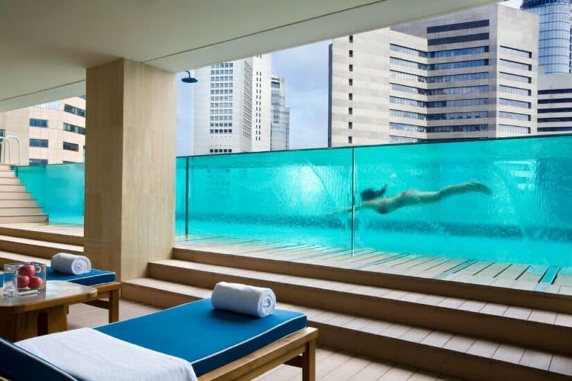 hotel estrelado com piscina de borda infinita
