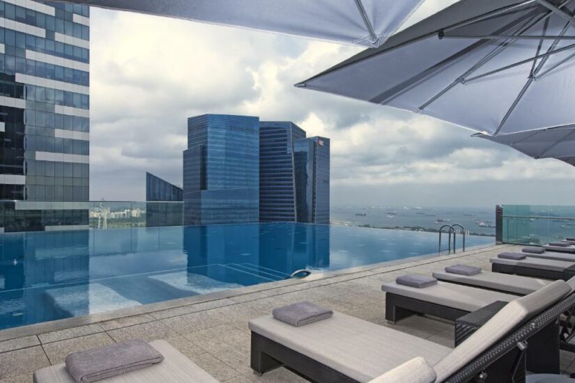 hotel com piscina de borda infinita e vista em Singapura
