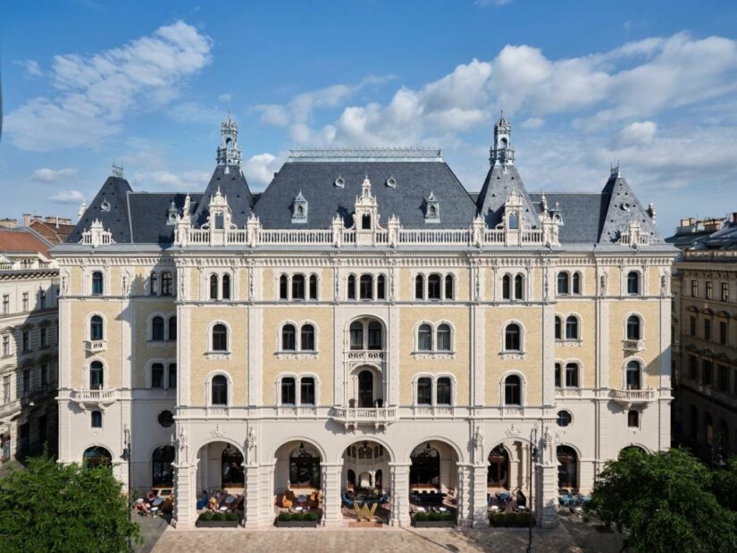 hotel com piscina coberta em Budapeste
