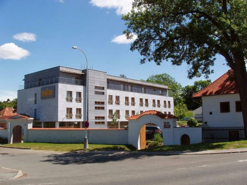 hotéis próximos do aeroporto em Praga
