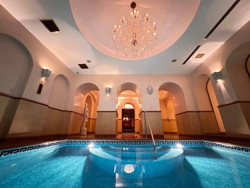hotel de luxo com piscina em Praga
