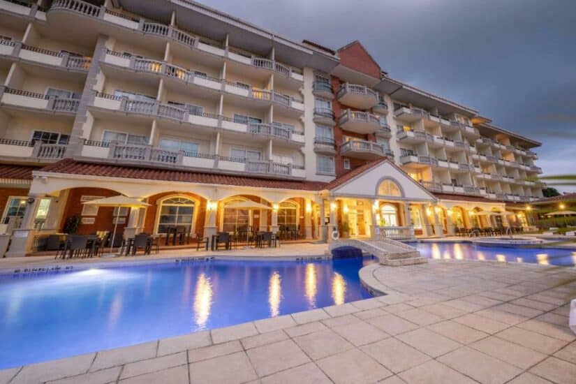 Hotel perto da praia na Cidade do Panamá com piscina