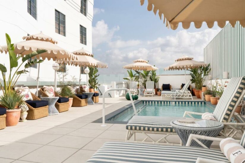 Hotel em Beverly Hills com piscina 