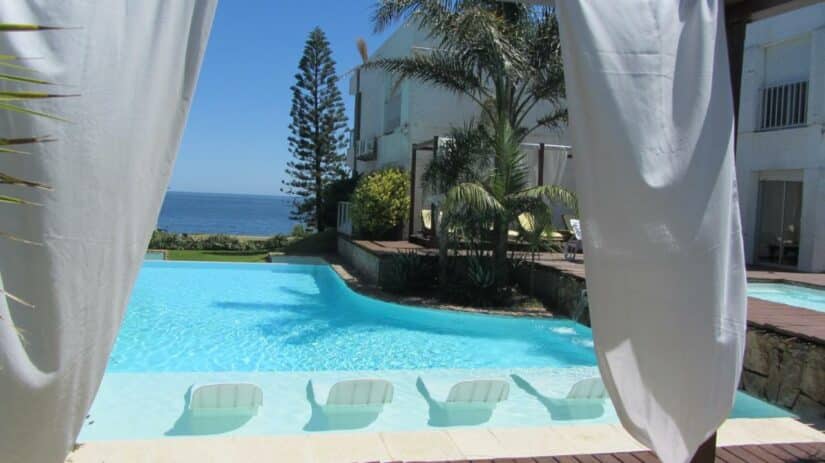hotel com varanda em Punta del Este de frente para o mar