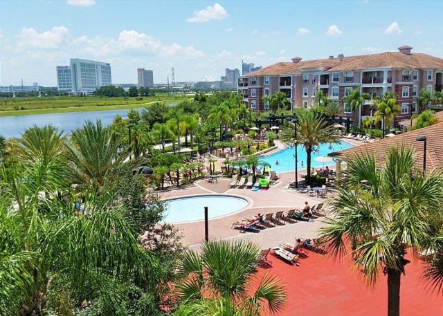 Hotel com piscina e cozinha em Orlando