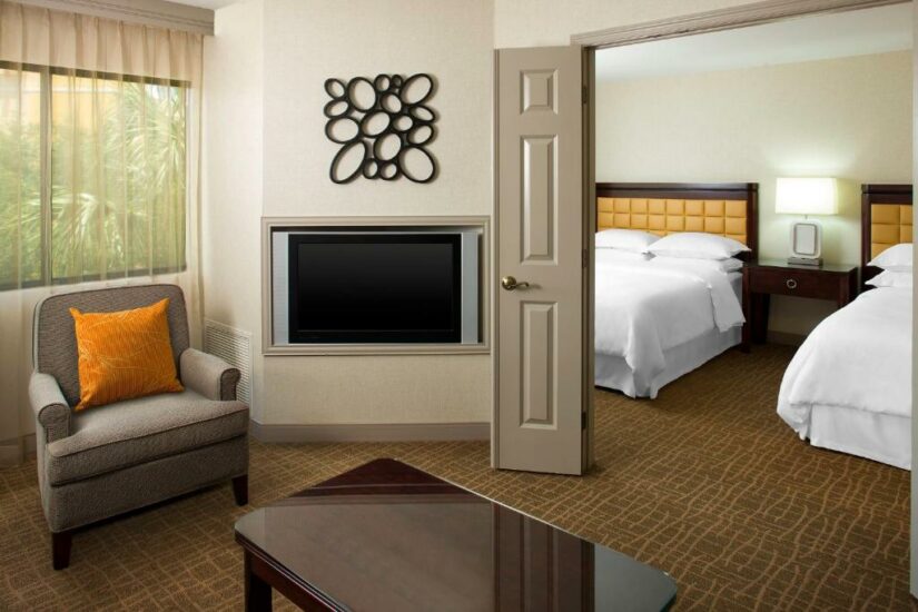 hotel econômico para voos de madrugada em Orlando