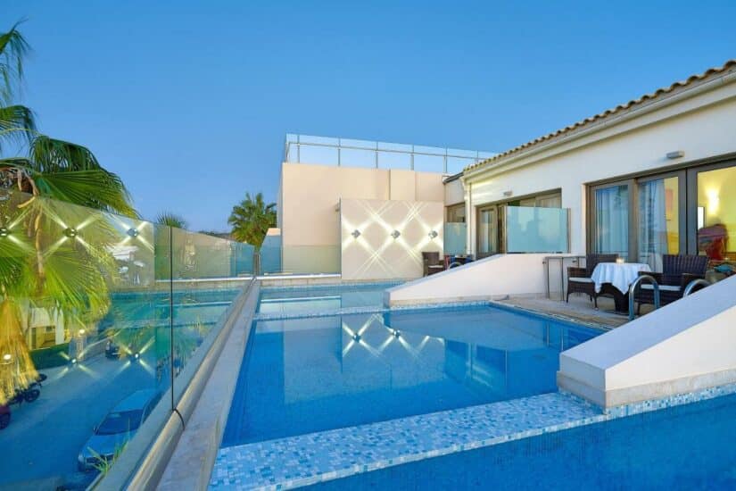 hotel com piscina coberta ena Grécia
