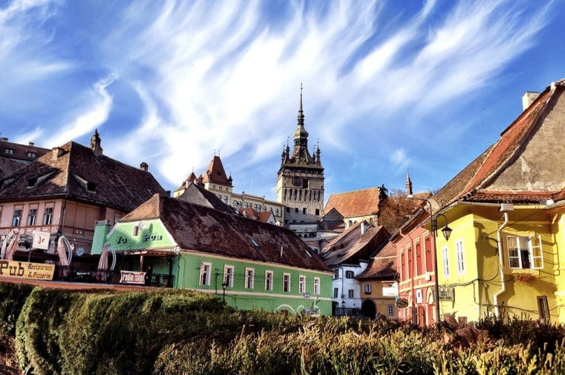 Cidade medieval no alto de um morro, com igreja, comércios e casas