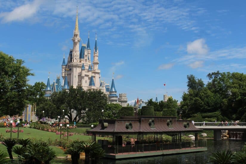 tem estacionamento na Disney?