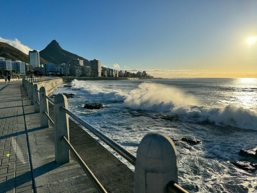 melhore hotéis em Sea Point na Cidade do Cabo Um calçadão à beira-mar onde as ondas batem, as montanhas se erguem e os edifícios da cidade brilham - descubra onde ficar em Cape Town.