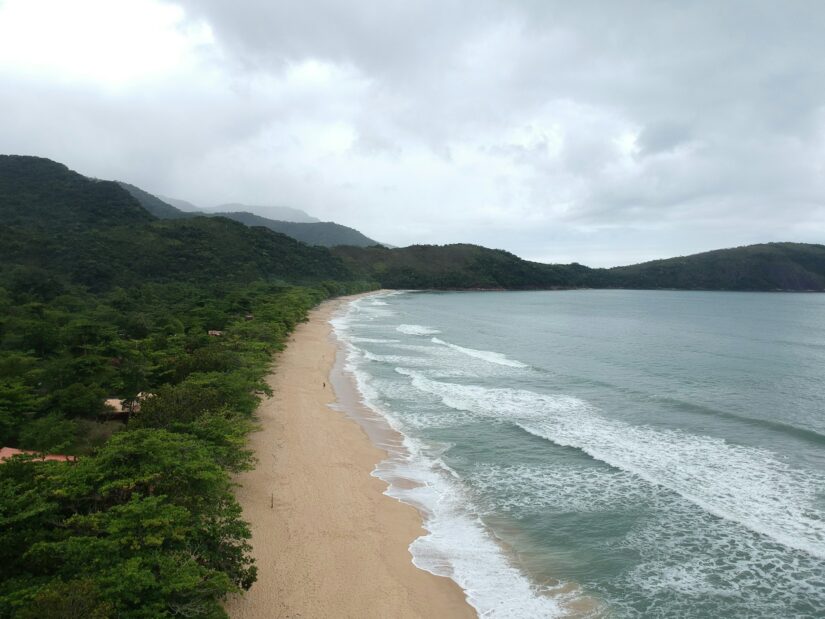 melhores hotéis na praia de jabaquara no RJ Praia Jabaquara deserta com ondas suaves perto de colinas exuberantes - descubra onde se hospedar: onde ficar em Paraty.