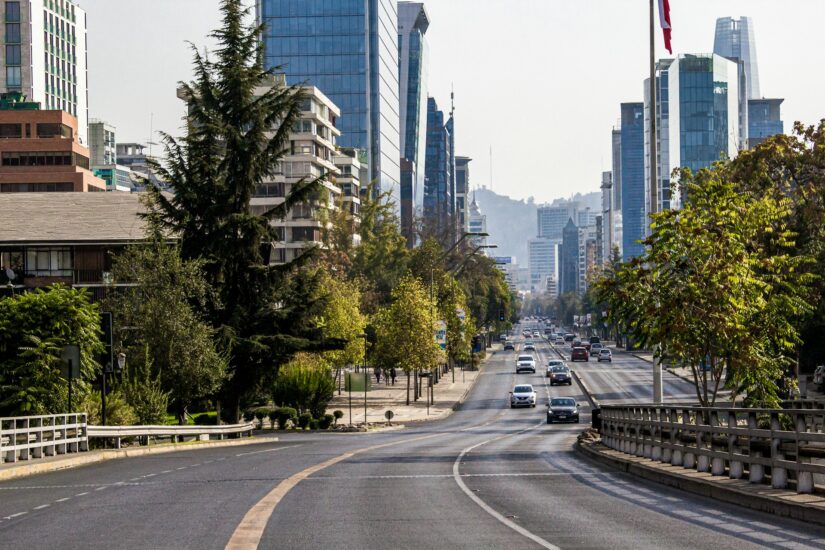 Hotel em Los Condes e El Gold no Chile Uma ampla rua da cidade de Santiago, repleta de árvores e edifícios modernos - perfeita para explorar onde ficar em Santiago.