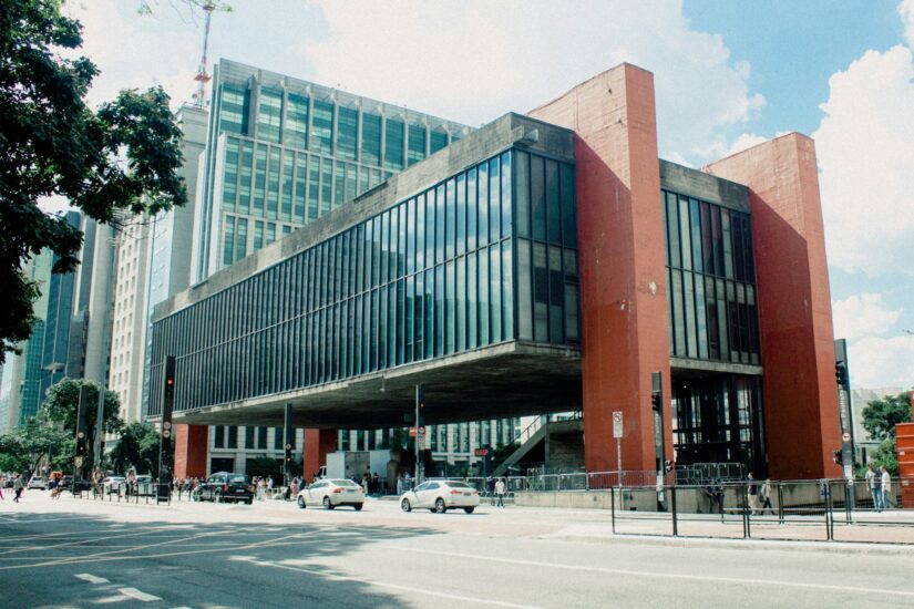 onde ficar em São Paulo perto do MASP na Bela Vista O Museu MASP, um edifício moderno com pilares vermelhos e paredes de vidro, um ótimo local para quem procura hotéis na Avenida Paulista.