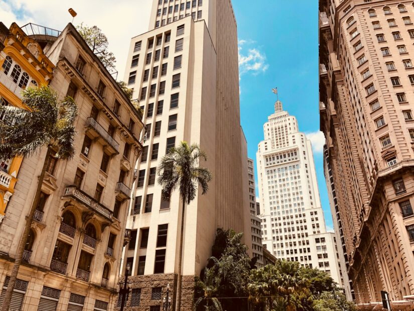 onde ficar em São Paulo no centro perto do farol santander Vários prédios altos com destaque para o Farol Santander no centro de SP, mostrando uma cena urbana.
