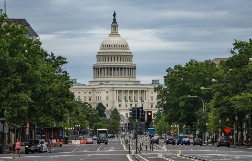 O edifício do Capitólio dos EUA visto de uma rua movimentada, perfeito para quem procura onde ficar em Washington, D.C.