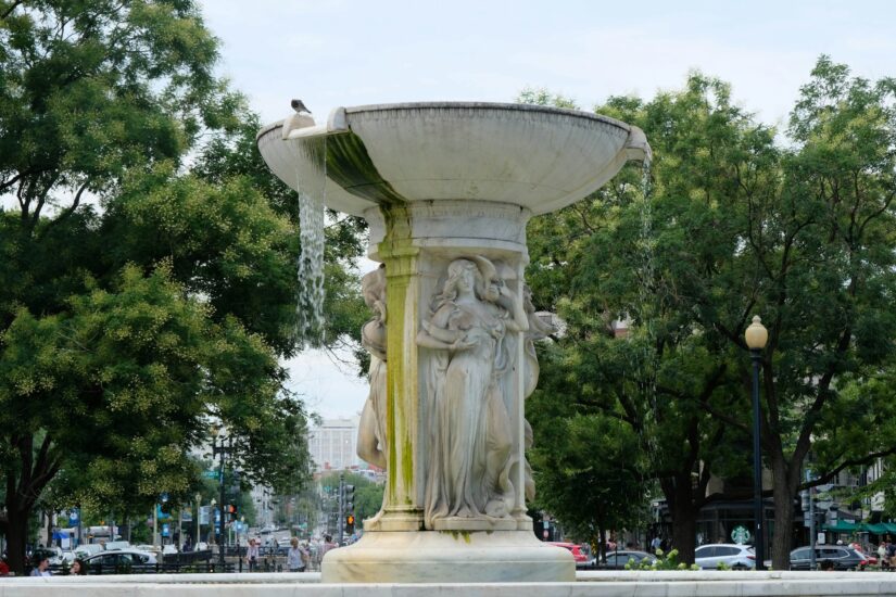 Uma grande fonte de pedra com figuras esculpidas fica em um parque da cidade, um destaque para aqueles que procuram onde ficar em Washington.