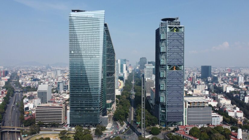 Bairros com hotéis em Santa Fé Vista aérea da Avenida Reforma na Cidade do México, destacando onde ficar na Cidade do México entre os modernos arranha-céus.
