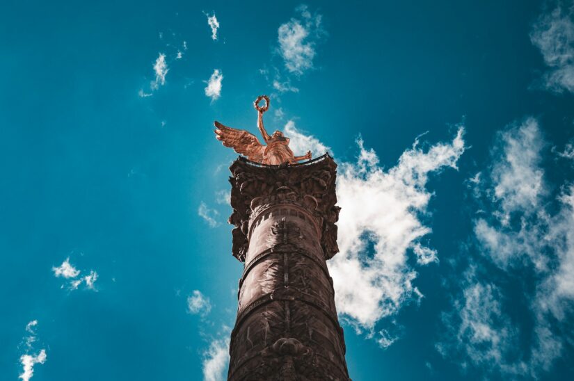 onde ficar na Cidade do México na Zona Rosa Estátua de anjo dourado no topo de uma coluna alta, imperdível para quem procura hotéis.