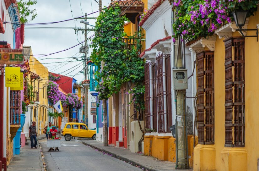 onde ficar em Cartagena em San Diego na Cidade Amuralhada Rua colorida com edifícios coloniais e flores no bairro de San Diego na Cidade Amuralhada - perfeita para explorar a Colômbia.