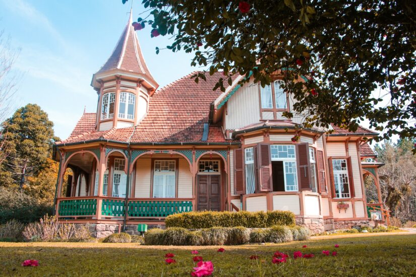 onde ficar em Gramado na Avenida das Hortênsias indo para Canela no RS Uma casa vitoriana grande e ornamentada com um torreão, ideal para quem procura hotéis em Canela, em meio a árvores e flores.