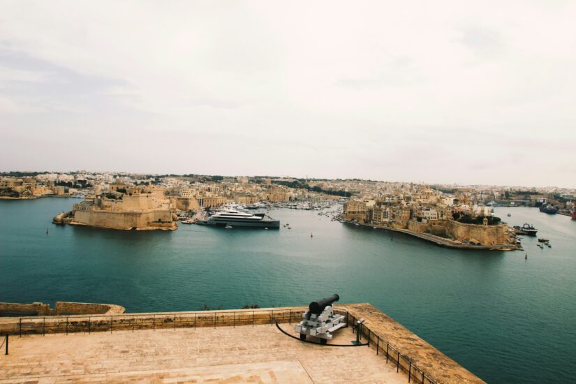onde ficar em Valletta na região Leste de Malta Um porto histórico em Malta com fortes, iates e um canhão - perfeito para quem procura hotéis o país.