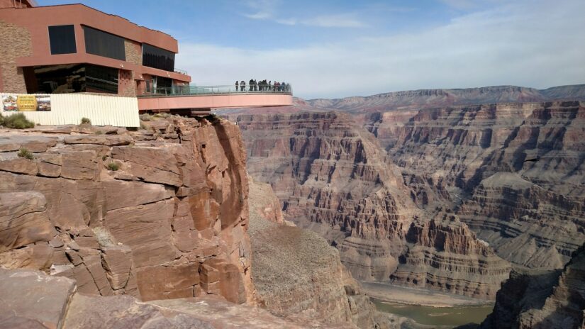 melhores hotéis no no Arizona Uma passarela de vidro se estende sobre a borda do Grand Canyon West - um local icônico para os visitantes que exploram onde ficar no Grand Canyon.