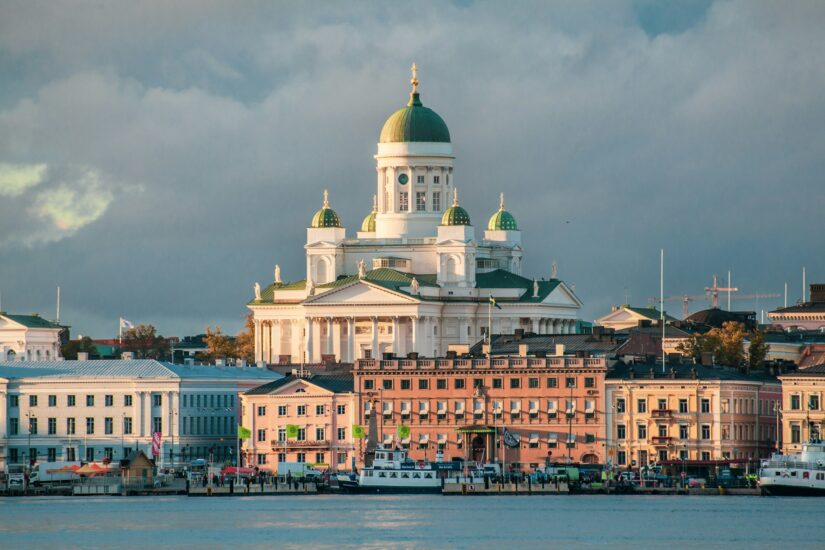 Melhores hotéis no centro de helsinki na Finlândia Catedral de Helsinque, prédios coloridos e barcos à beira-mar - cenário perfeito para explorar onde ficar em Helsinque.