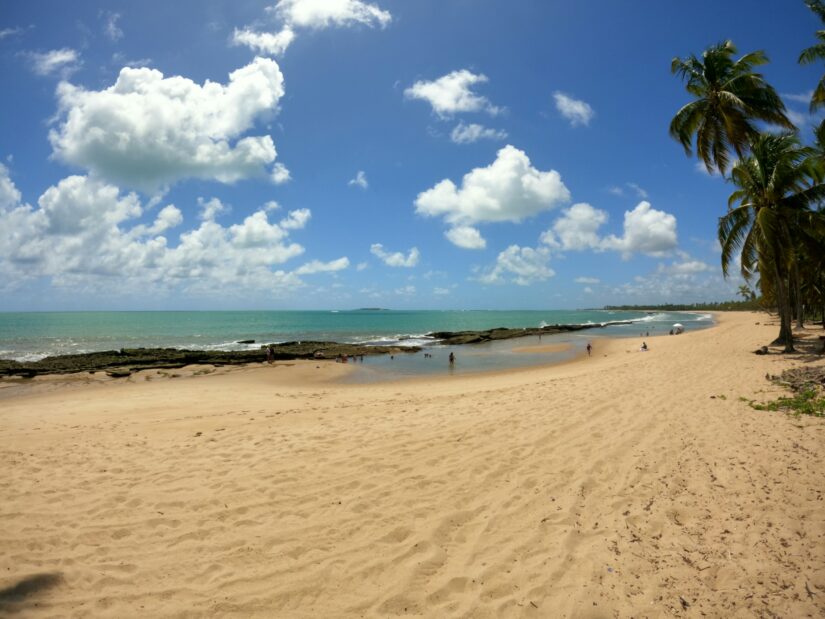 hotéis e pousadas na Praia de Serrambi em Ipojuca em Pernambuco. Praia de Serrambi, de areia com palmeiras, céu azul e poucas pessoas - perfeita para quem procura onde ficar em Porto de Galinhas.