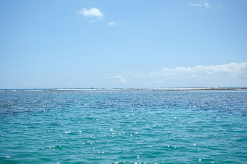 onde ficar em Porto de Galinhas na Praia do Cupe Água azul-turquesa cristalina e ondas suaves da Praia do Cupe em Ipojuca, perfeitas para relaxar em Pernambuco.