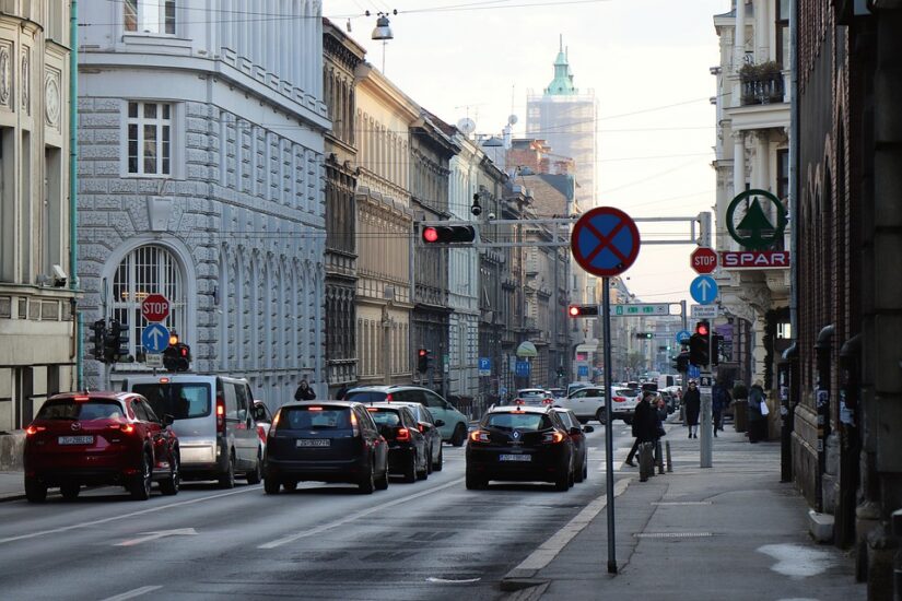 Em meio à movimentada rua da cidade cheia de carros, um chip de celular em Zagreb te permite utilizar um aplicativo de GPS para se localizar.