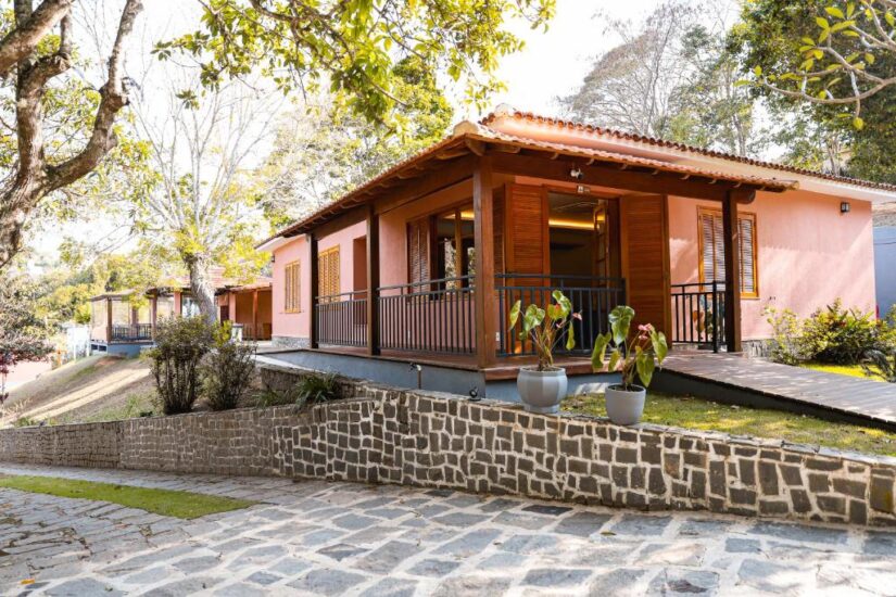 melhores pousadas na serra do Rio da Janeiro Charmosa casa rosa de um andar com persianas de madeira - um local ideal para onde ficar em Miguel Pereira.