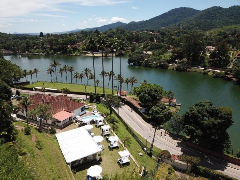onde ficar em Miguel Pereira perto do lago javary Vista aérea de um hotel à beira do Lago Javary com tendas e palmeiras - perfeito para quem procura hotéis e pousadas perto do Lago Javary no Rio de Janeiro
