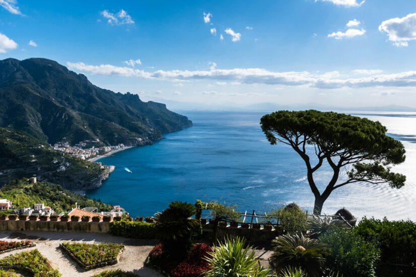 melhores hotéis em Ravello Litoral dramático de Ravellocom mar azul, montanhas, jardins e uma árvore solitária - onde ficar na Costa Amalfitana.