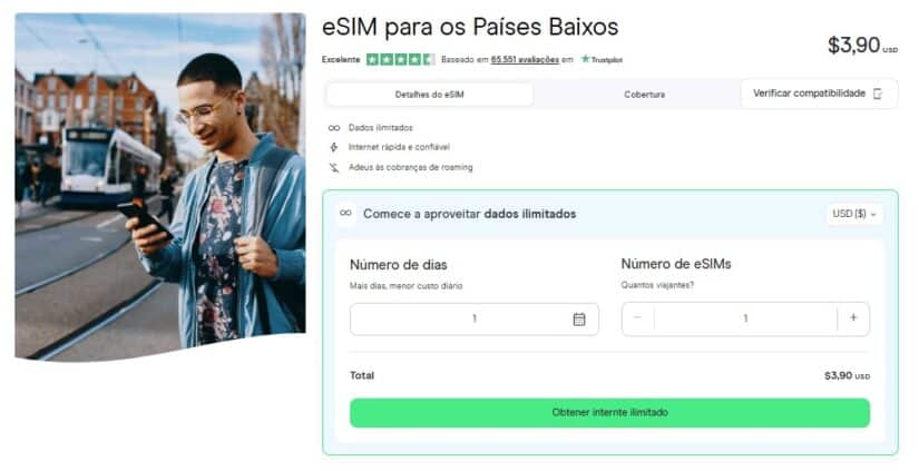 Jovem sorrindo para seu telefone ao ar livre, ao lado de detalhes do plano eSIM para a Holanda em português.