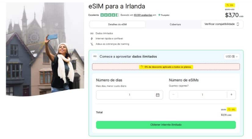 Quanto custa um chip com internet na Irlanda? Mulher tirando uma selfie fora dos prédios da cidade, ao lado de um site que oferece planos de eSIM da Holafly Irlanda.